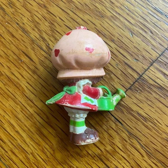 Vintage Strawberry Shortcake Miniature Figurine with Green Watering Can - Picture 2 of 2